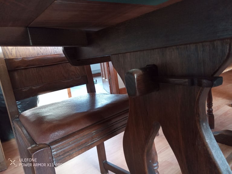 OAK DINNING TABLE