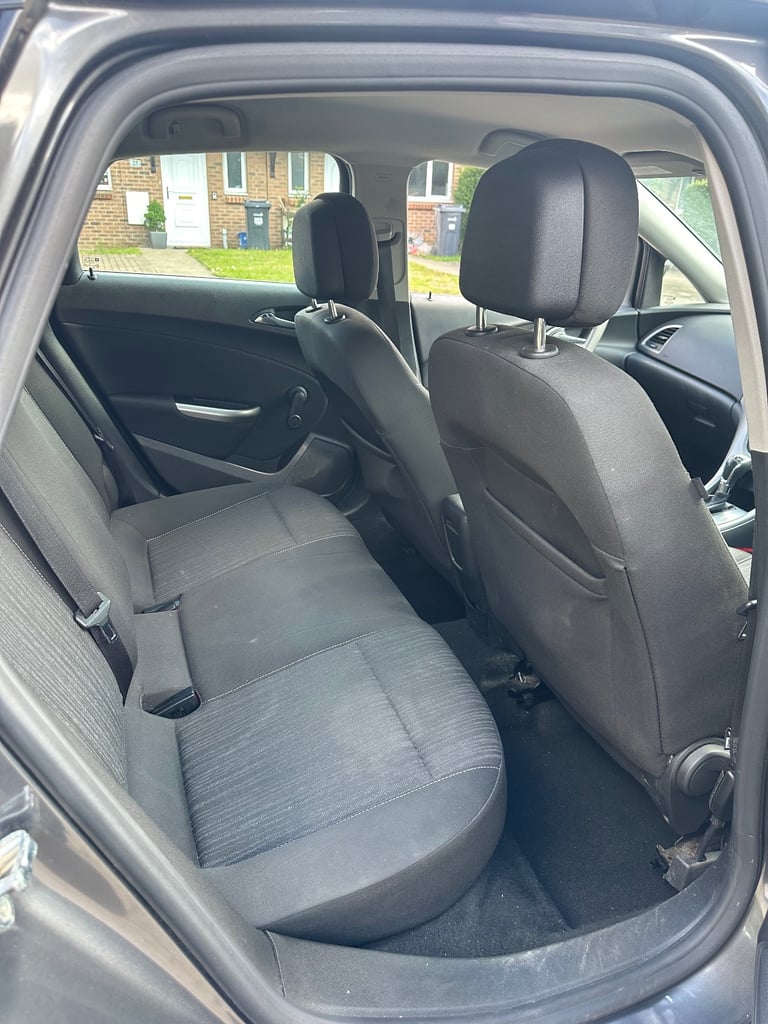 2011 Vauxhall Astra Automatic 1.6L Petrol 64,000 Miles Full Vauxhall Service History 1YR MOT 1 OWNER