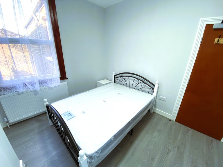 4 BED HOUSE NEWBURY PARK £2500 PCM 2 BATHROOMS