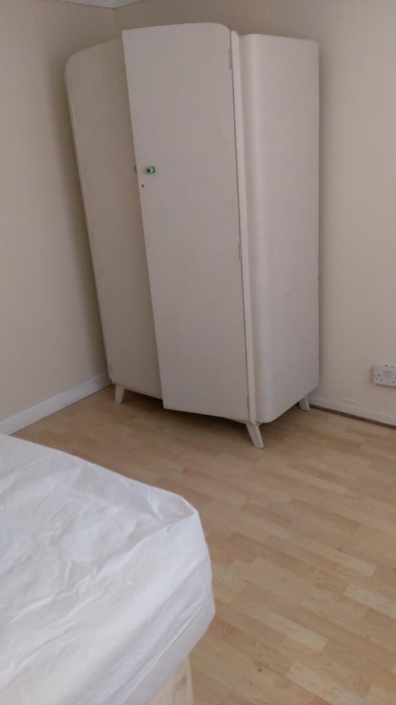 image for Large room to rent 