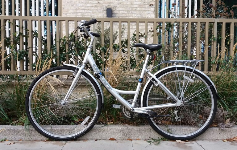GIANT LIKE NEW LADIES HYBRID BIKE COMFORTABLE AND ELEGANT CITY BICYCLE