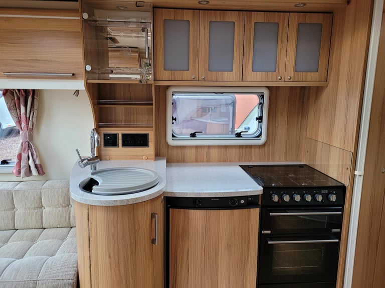 Bailey Unicorn Valencia 2014 Single Axle 4 Berth - Fixed Bed, Motor Mover, ATC