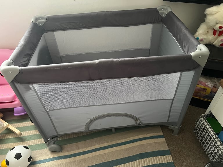 Red kite playpen and travel cot 