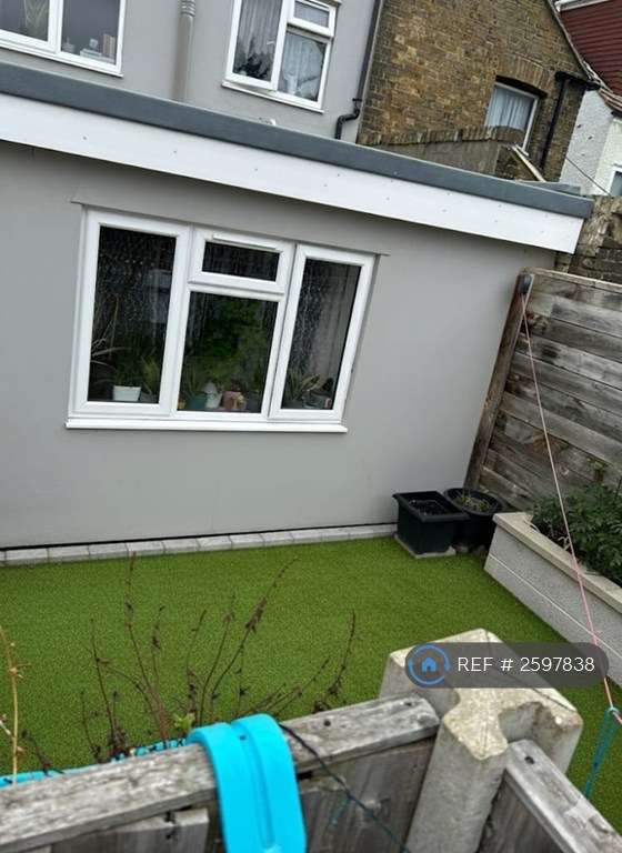 2 bedroom flat in Cowper Road, Sittingbourne, ME10 (2 bed) (#2597838)