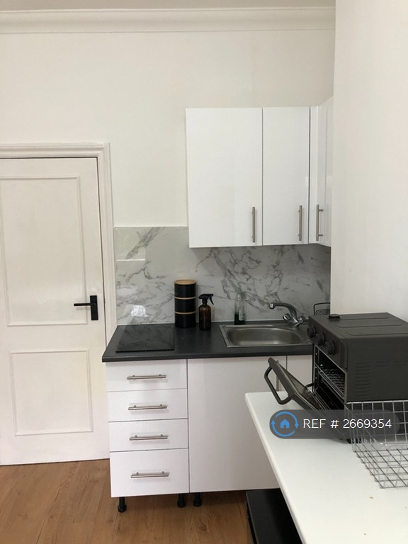 Studio flat in Lancaster Gate, London, W2 (#2669354)