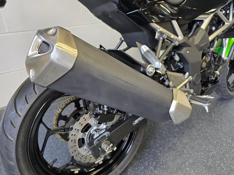 Kawasaki Z125 Supernaked 125cc Learner Legal Geared Motorcycle