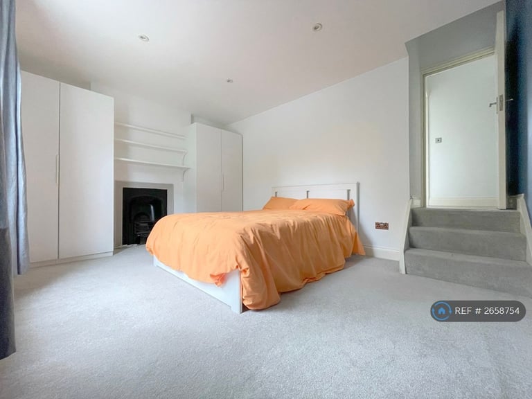 3 bedroom flat in Crystal Palace, London, SE19 (3 bed) (#2658754)