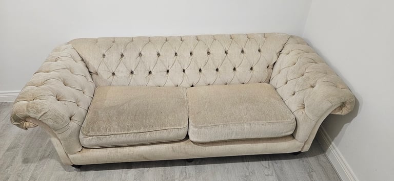 Chesterfield 3 seater sofa excellent condition