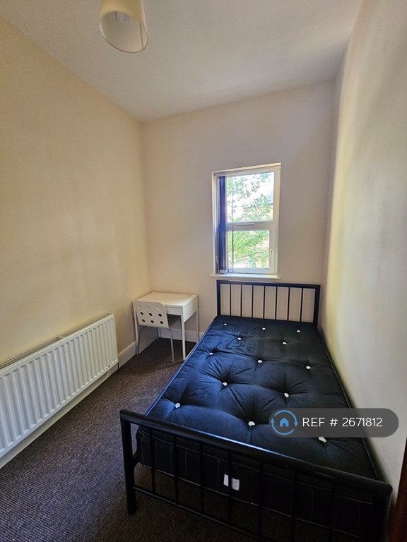 8 bedroom house in Wilbraham Road, Manchester, M14 (8 bed) (#2671812)