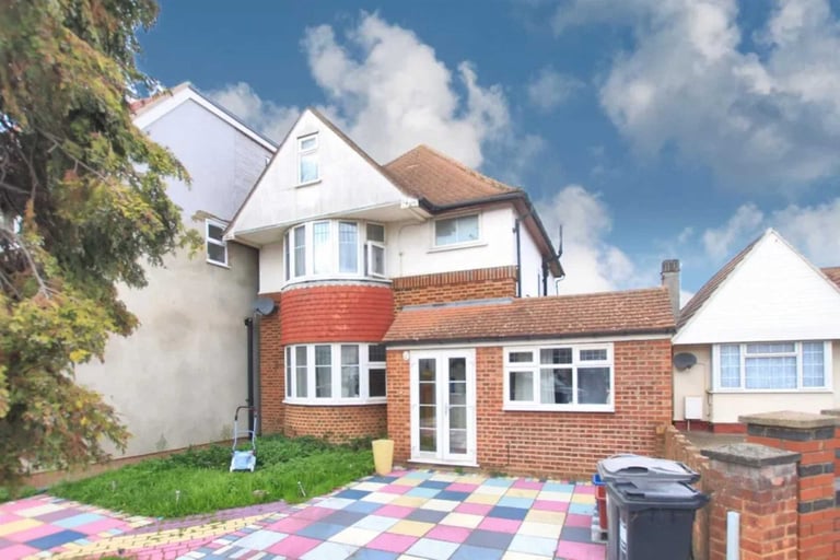 image for 4 bedroom house in Roseheath Road, Hounslow