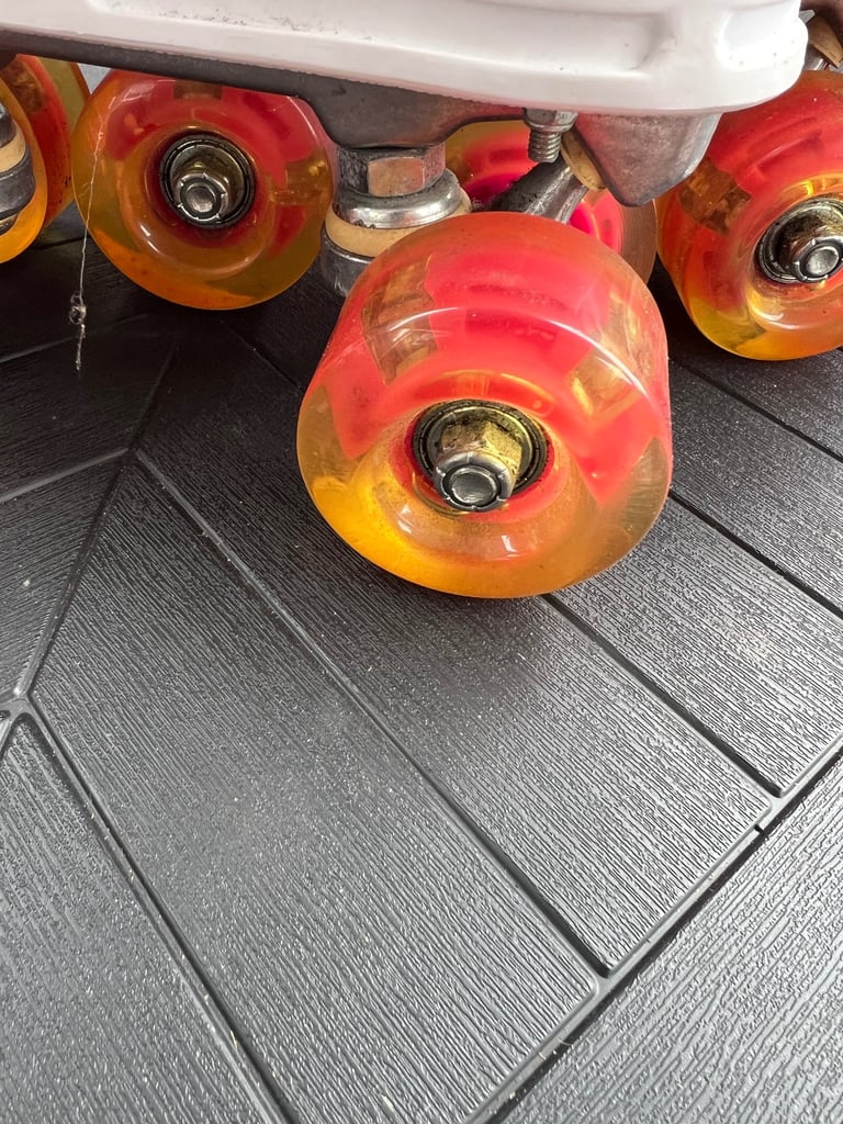 Girls Roller Skates. Size 3.  LIGHT UP WHEELS