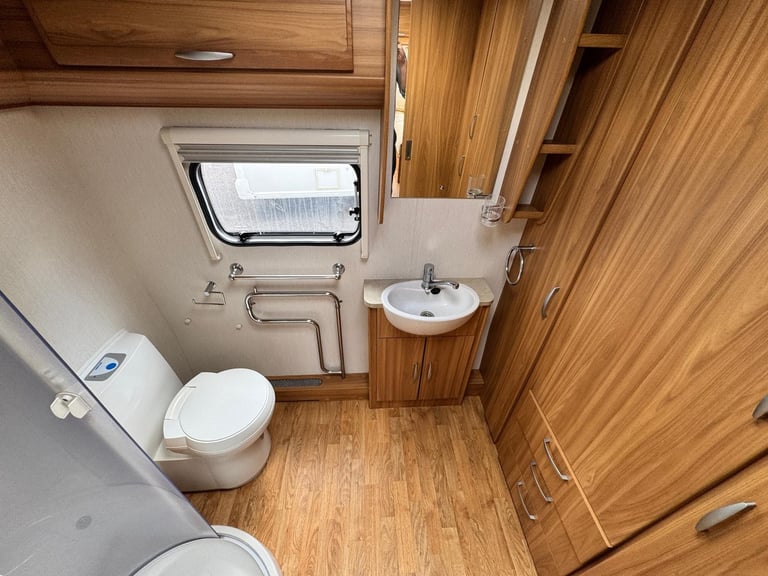 LUNAR CLUBMAN CK 2011 MODEL 2 BERTH REAR WASHROOM TOURING CARAVAN