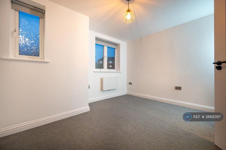 3 bedroom flat in Saltash Road, Swindon, SN2 (3 bed) (#2669397)