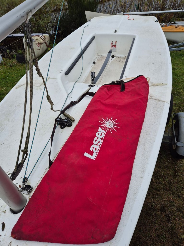 Laser sailing dinghy with combi road trailer