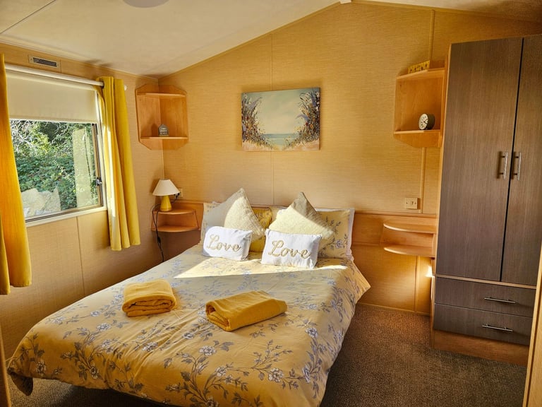 Cheap static caravan for sale at Whitecliff Bay, Isle of Wight PO35 5PL Beach access