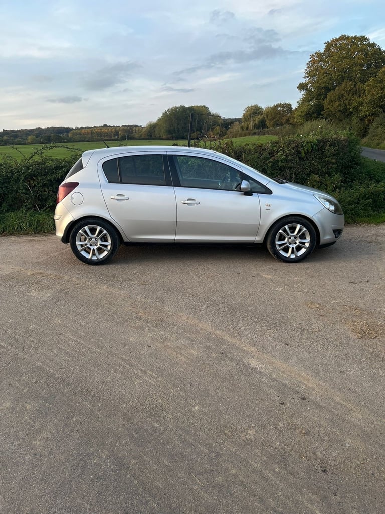 Vauxhall Corsa SXI, 1 year MOT, lots of service history, great car to drive and great condition! 