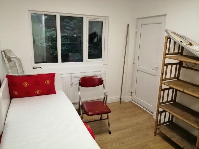 Studio flat in UB5 incl bills Private entrance