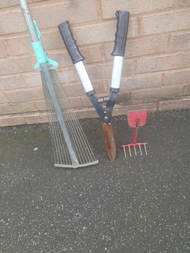 Fold Up Rake, Hedge Cutters & Small Shovel/Rake , Good Condition, Very Useful 