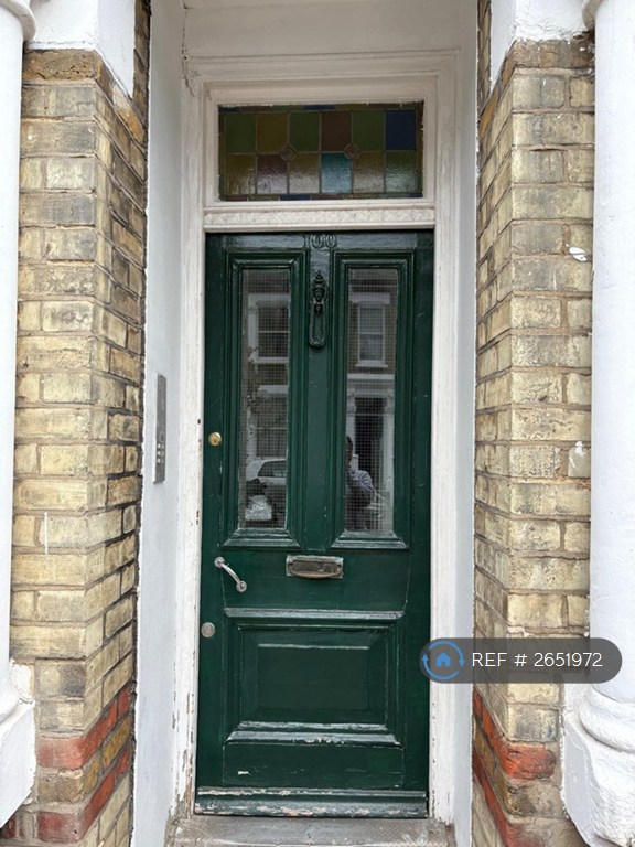 2 bedroom flat in Sandmere Road, London, SW4 (2 bed) (#2651972)