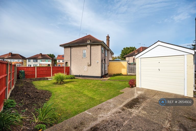 3 bedroom house in Victoria Avenue, Romford, RM5 (3 bed) (#2654932)