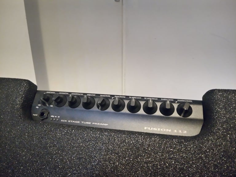 Gallien-Krueger (GK) Fusion 112 800w ultra-light valve/tube hybrid 1×12 bass combo amp + cover