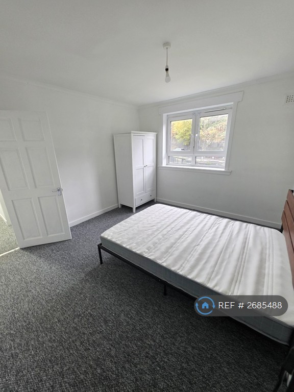 2 bedroom flat in Cathcart Street, Greenock, PA15 (2 bed) (#2685488)