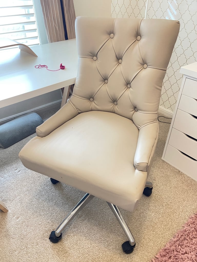 ✨ Beige Faux Leather Office / Desk Chair on Wheels ✨ Excellent Condition *Must go this week!