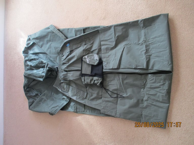 REGATTA - Green Waterproof Jacket & Trousers