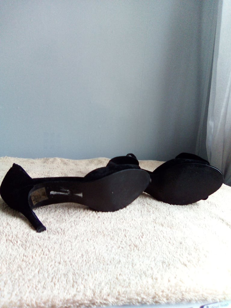 Black suede sandals size 4