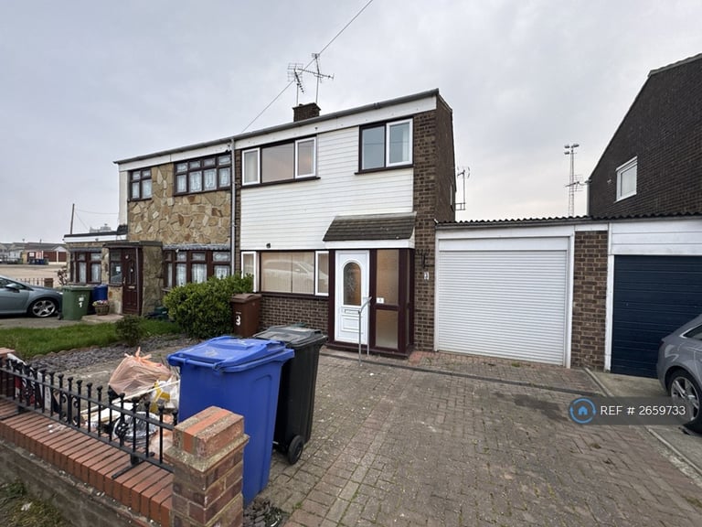 3 bedroom house in Spindles, Tilbury, RM18 (3 bed) (#2659733)
