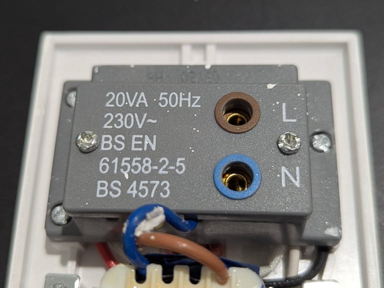 DETA S1305 SLIMLINE SHAVER SUPPLY SOCKET DUAL VOLTAGE 115V/240V NEON INDICATOR
