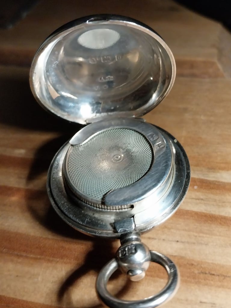 Silver sovereign holder