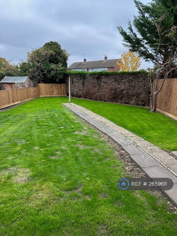 2 bedroom flat in Edinburgh Cresent, Bourne, PE10 (2 bed) (#2659611)