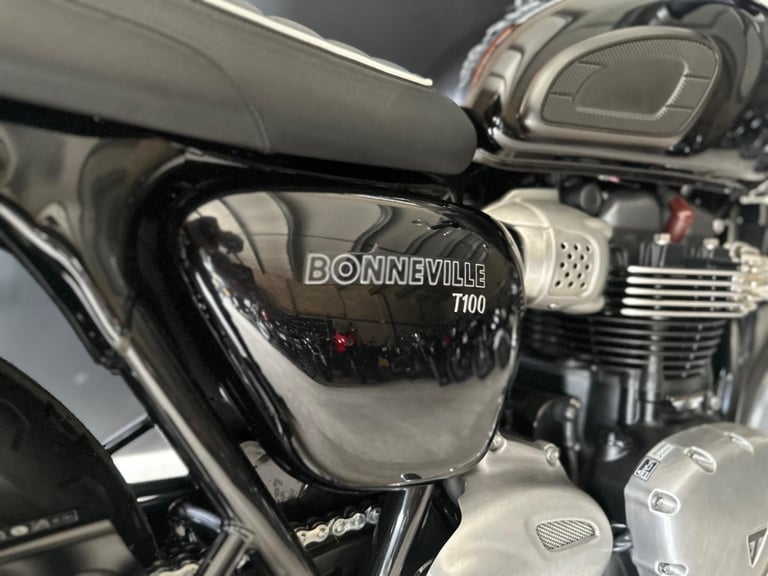 STUNNING LOW MILEAGE 2020/20 TRIUMPH BONNEVILLE T100 MOTORCYCLE