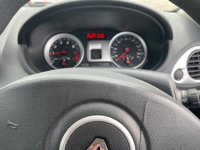 RENAULT CLIO 1.2 I-MUSIC 60 REG SILVER 3 DOOR 12 MONTHS MOT LOW INSURANCE 48+MPG