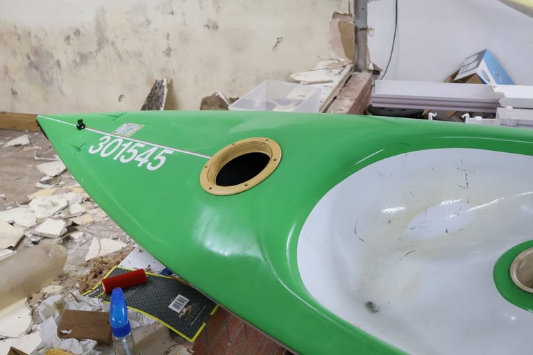 12 FOOT Kayak Canoe , fishing / Water sports