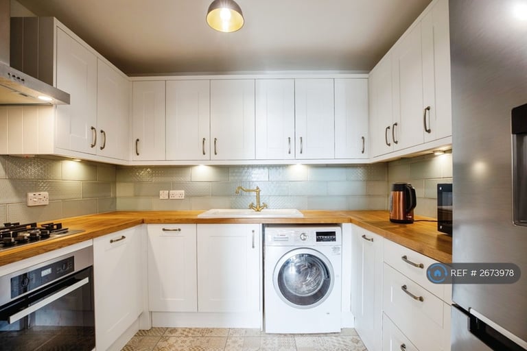 1 bedroom flat in Orchard Court, London, SE26 (1 bed) (#2673978)