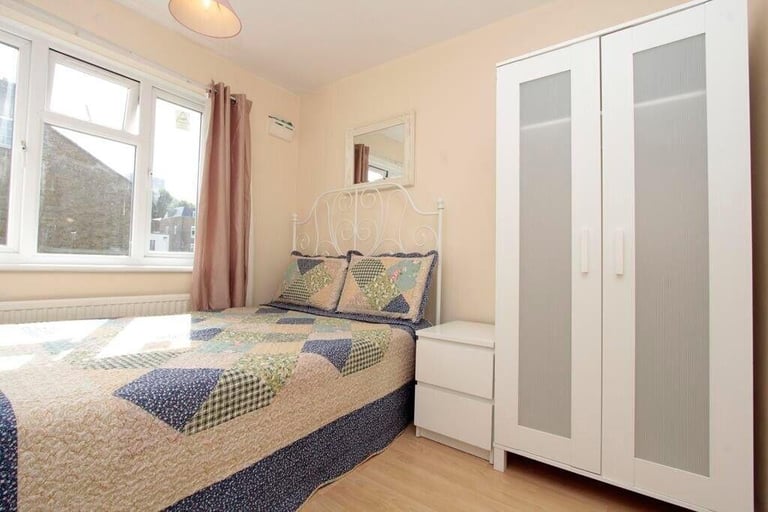 Poplar • 3 Double rooms •  Available Now  • zone 2 • 0 Deposit Available • £145