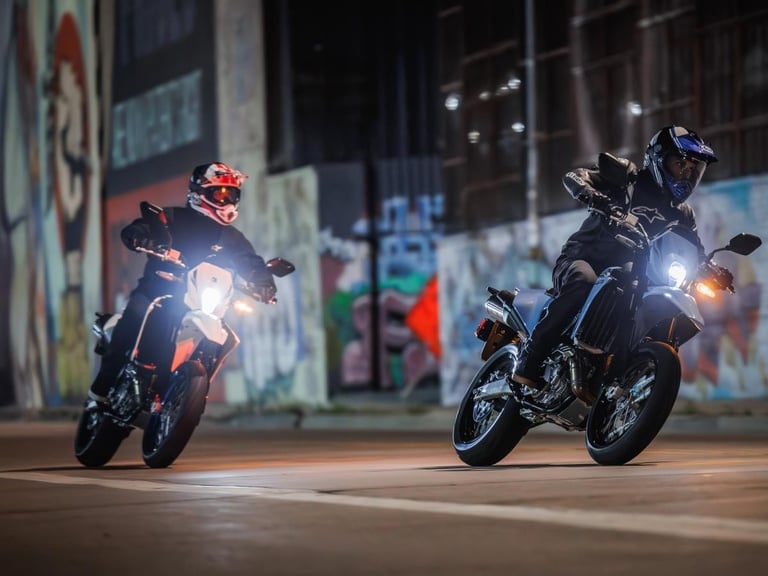 2025 Suzuki DR-Z4SM  2025 DRZ400SM