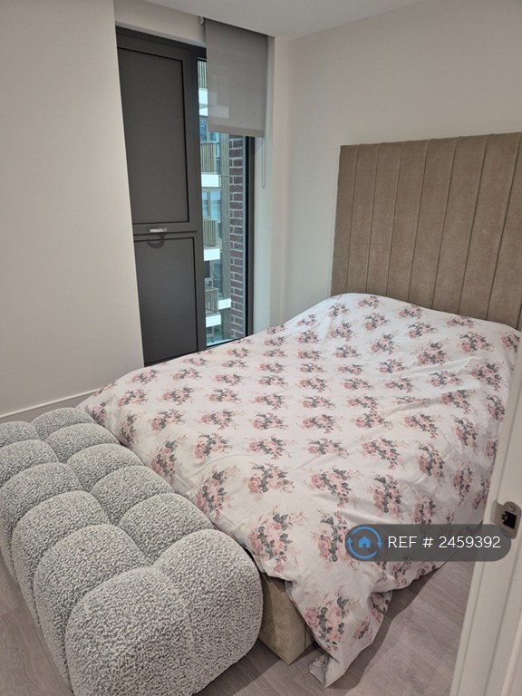 2 bedroom flat in Palmer Road, London, SW11 (2 bed) (#2459392)