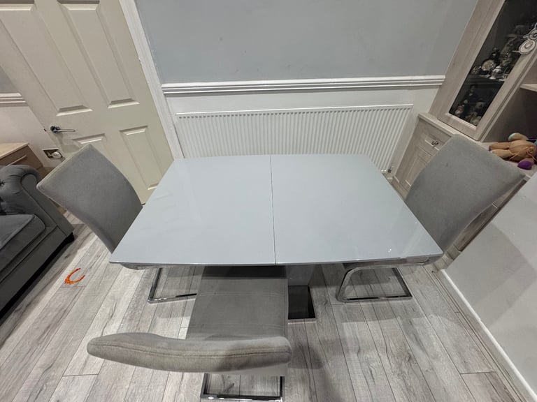 image for Dining table and 6 chairs Extendable up to 160cm