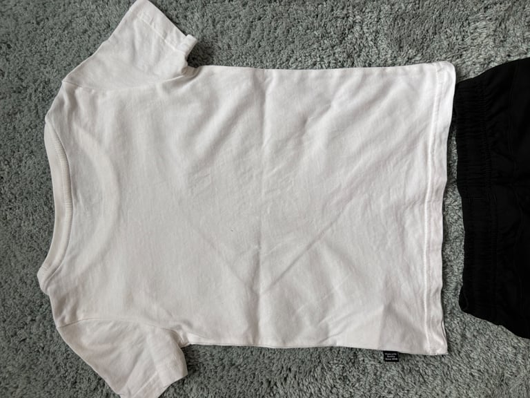 Puma T. Shirt and shorts set age 4-5 I’d say 3-4 yrs