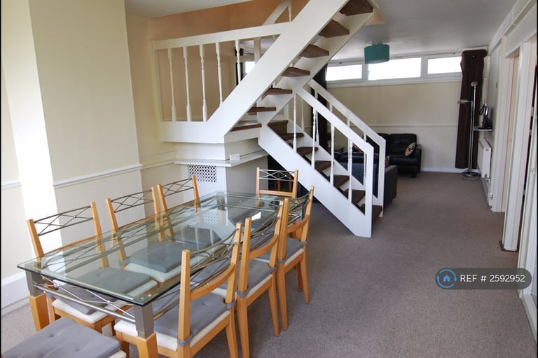 3 bedroom flat in John Parker Square, London, SW11 (3 bed) (#2592952)