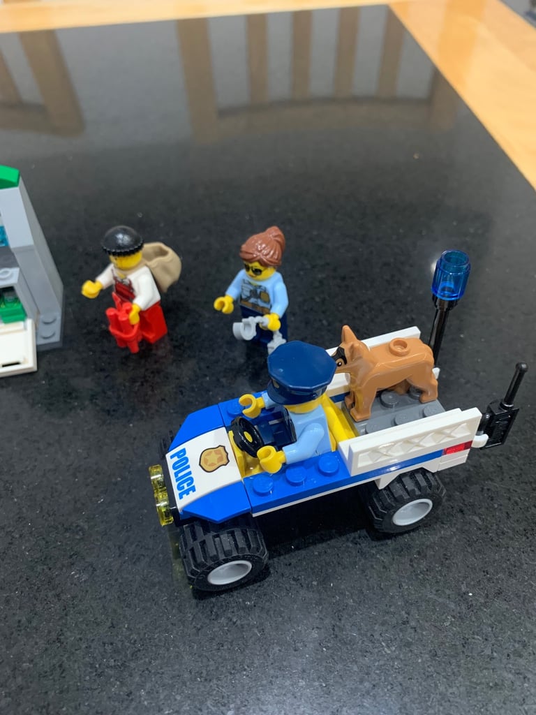 Lego City 60136 Starter Set includes 4 Lego Mini Figures