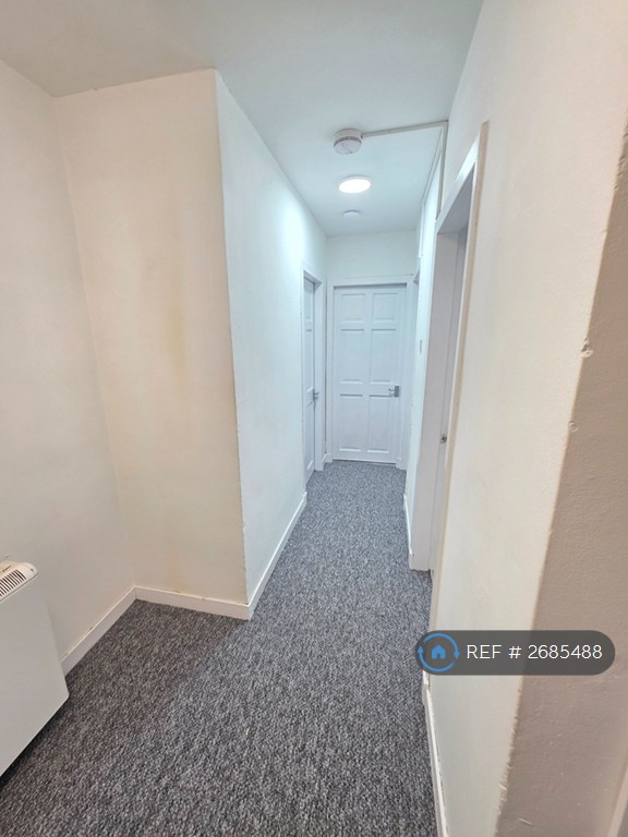 2 bedroom flat in Cathcart Street, Greenock, PA15 (2 bed) (#2685488)