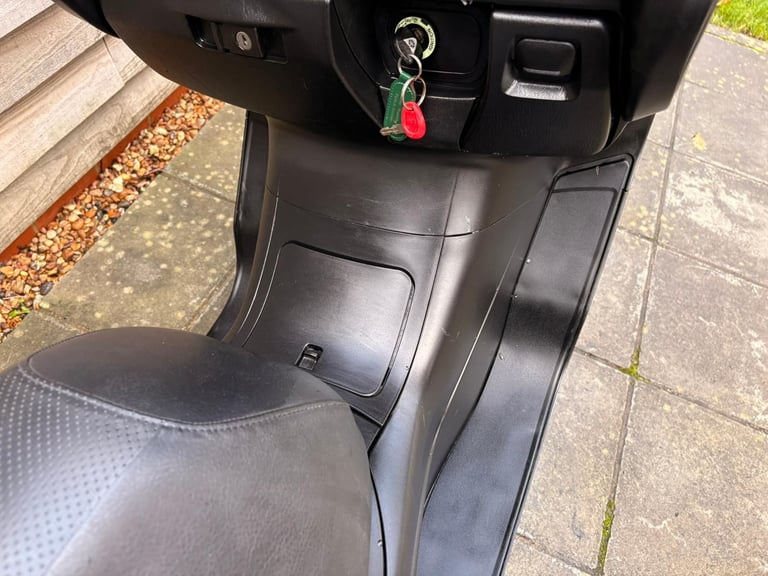 2010 / 10 Yamaha YP400 Majesty £1500 Silver 34049 miles.