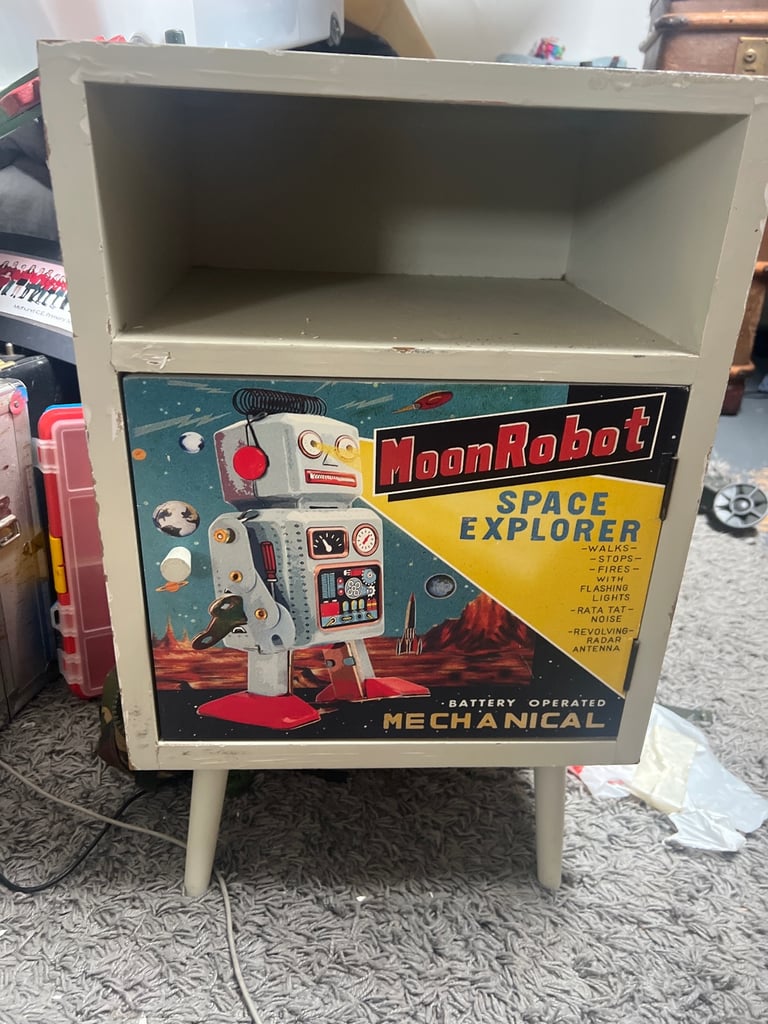 Retro Robot Bedside Table – Needs TLC