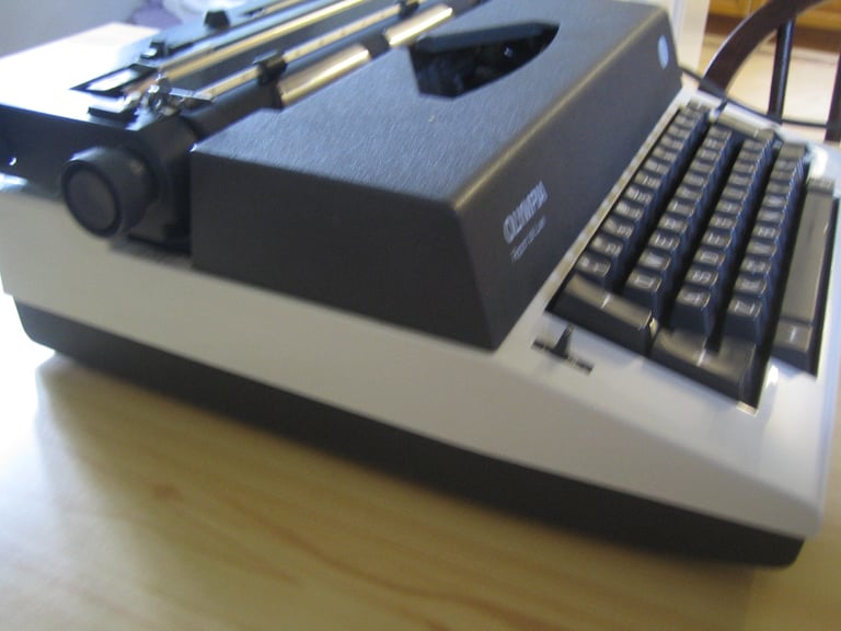 OLYMPIA REPORT DE LUXE ELECTRIC TYPEWRITER