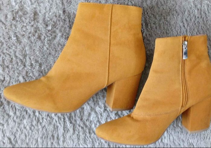 LADIES BOOTS SIZE 6