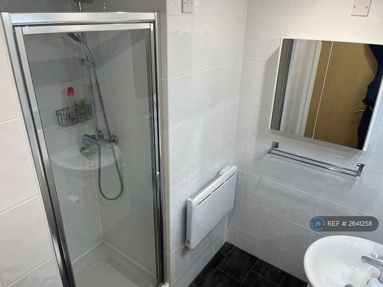 2 bedroom flat in Warwickgate House, Old Trafford, Manchester, M16 (2 bed) (#2641258)